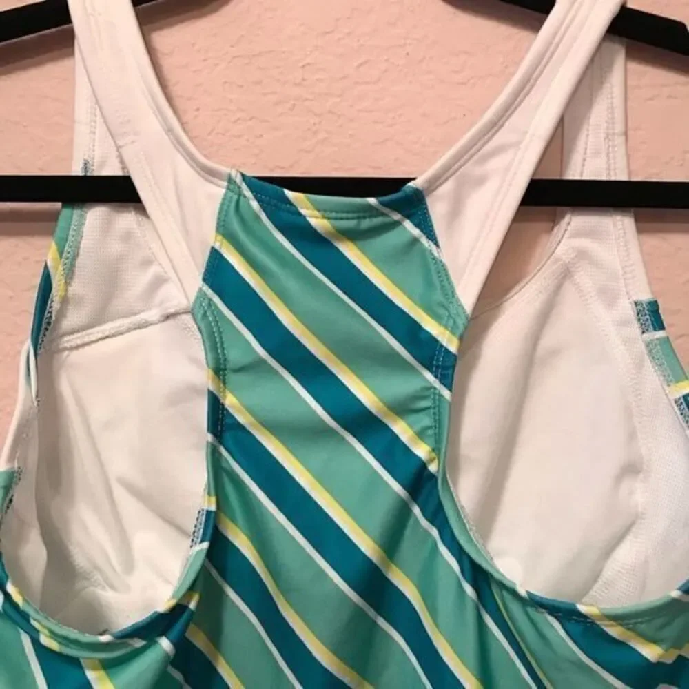 *30off3* NWOT. Nike Striped tank with built in sports bra.‎